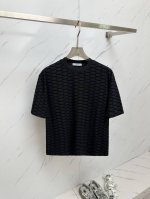 prada 普拉达 2025春夏系列新品男士字母丝绒印花短袖T恤采用定制丝光双面面料 透气性与舒适度兼备 耐磨性与质感并存 每一次穿着 都是对肌肤的温柔呵护 独