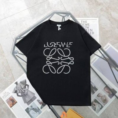 上新 纯原臻品 顶级复刻 Loewe 罗意威 新款错位立体刺绣Logo休闲圆领短袖T恤 货号：343 颜色：黑色 白色 -购入原版开模打造，全套定制辅料，细节决