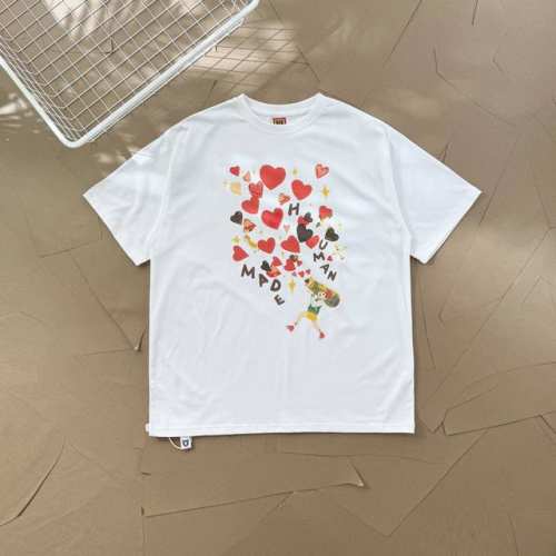 过验级Human Made插画系列浪漫爱心炮人物情侣款短袖T恤 2543 这件T恤上的图案，有一个穿着绿上衣、黄短裤，脚蹬红鞋子的卡通人物，人物手持类似喇叭的物