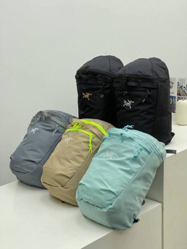 品名：始祖鸟五色双肩包，男女轻便休闲双肩包户外旅行包时尚简约运动背包 Arcteryx 始祖鸟 Heliad15 五色双肩背包15L大容量，能满足平时日常使用
