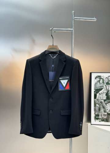 驴牌*25S休闲西服外套精品推荐外贸公司订单！胸口精致红白蓝V型皮牌工艺.品牌Logo凸显品牌高级感强！进口原版天眼布四面弹布料，笔挺垂感十足，整件衣服车工走线
