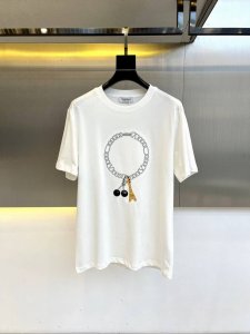 华伦天奴 2025夏男士新款经典圆领短袖T恤 进口高克重纯棉面料 面料手感丝滑柔软 透气亲肤性极佳 着身无比的舒适 整体质感相当之高 衣身胸前标志性徽标Logo