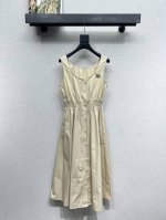 miu家长款无袖连衣裙 质感细腻软糯 经典减龄单品！设计时髦版型不挑人上身巨显瘦！白富美必收的完美单品。质感超赞完美做工品质 高品质 尺码Sml