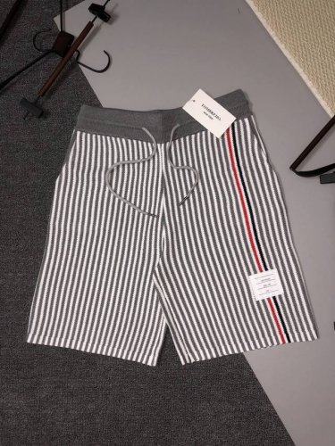 Thom Browne 2025Ss新款针织短裤，定制面料采用威化布织法，提花针织工艺，版型紧致立体，直条纹拼接，定制裤绳五金质感强，顺滑，上身舒适透气，凹凸有