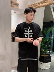 纪梵希 2025春夏新款男女同款短袖T恤 定制专属纯棉面料 定制原版工艺螺纹 胸前重工字母Logo工艺设计 简约大方 从容百搭 档次极高 完美融入时尚还有风情感