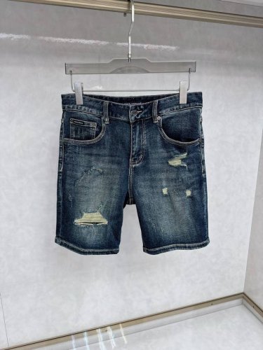 dg 25S新款潮男时尚休闲牛仔短裤，高端欧版原单，潮流时尚休闲 透气舒适度高，细节无可挑剔，品牌元素设计理念，体现高品质。呈现休闲裁剪，上身版型超赞！ 码数：