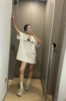 上新 Bal* 巴黎世家 带反光的巴黎世家新款短袖～ 穿不坏又百搭还舒服 谁懂！！ 版型也好到爆 显瘦又宽松 很简单就有松弛感啦 真的爱惨了 白天看不出反光比较