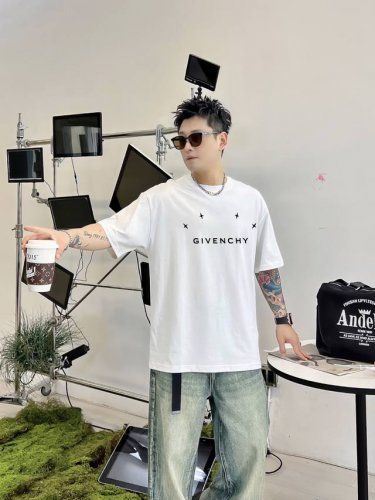 纪梵希 Givenchy新款字母印花双层重工短袖T桖 字母图案不管是T桖还是卫衣都是每年的爆款单品 前幅大面积印花采用大康丽数码印花机直喷 成本极高 经过多次的