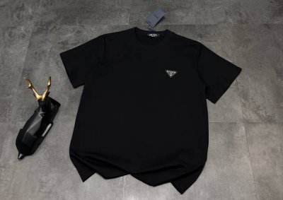 新款短袖上新2025Ss 夏季新品普拉达 Prada 一件短袖诠释极致奢华与格调！ 面料：精选顶级面料，触感丝滑柔软，亲肤性极佳，透气性一流，穿着它仿佛被轻柔的