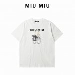Miumiu 帆布鞋印花短袖T恤 纯色T恤简约大气，上面印着的小白鞋图案俏皮又吸睛，搭配字母标识，时尚感拉满。 宽松版型谁穿都好看，无论是日常出街还是通勤，随便