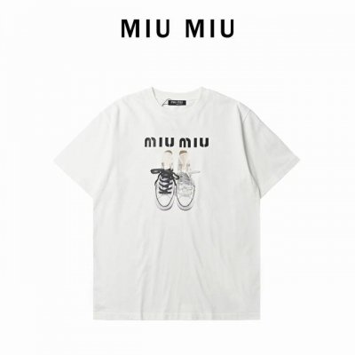 Miumiu 帆布鞋印花短袖T恤 纯色T恤简约大气，上面印着的小白鞋图案俏皮又吸睛，搭配字母标识，时尚感拉满。 宽松版型谁穿都好看，无论是日常出街还是通勤，随便