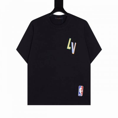 款号Y439 Louis Vuitton 路易威登 Nba联名最新款印花短袖T恤 Lv Nba联名短袖工艺说明：此款采用60支双股长绒棉双纱入机240克平纹布，