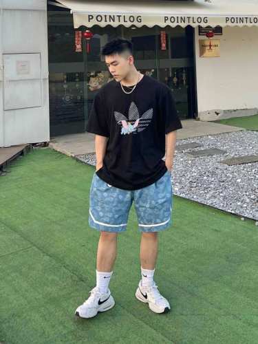 上新！Adidas阿迪达斯三叶草元素碰撞，超级吸睛！ 情侣款圆领短袖T恤，全部采用上等原料，质感好颜色鲜明！ 这种款式上身回头率超高！基础款的圆领Tee,男女均