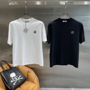 罗家 loewe短袖 夏日简约高级感必备 低调又大气 左胸处精致的品牌标识 以简洁的线条勾勒 不经意间透露出高级质感 尽显品牌格调 面料亲肤舒适 S-Xxxl