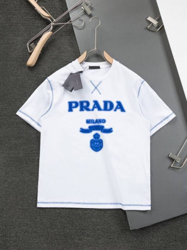 p150 Prada 高版本 微宽版型S-Xl 普拉达/25Ss新品 胸前涂鸦光晕Logo印花 款短袖T恤，这款T恤融运动风极简主义设计和精美细节于一身。拼接了