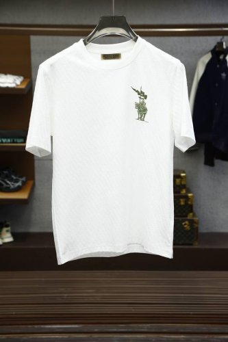 2025春夏系列新品 Burberry*巴宝莉微标战马短袖T恤 *定制提花面料，面料柔软，亲肤舒适 *正面饰有发泡工艺微标战马标识；设计师Daniel Lee带