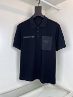 Xinp 普*达pr**A 2025春夏 口袋设计翻领短袖polo衫 口袋的设计 上身很有亮点 呈现简约时尚格调，表达出现代和科技意义，更显品牌个性。合体的版型