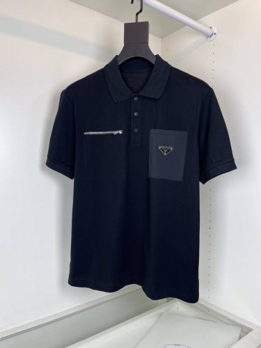 Xinp 普*达pr**A 2025春夏 口袋设计翻领短袖polo衫 口袋的设计 上身很有亮点 呈现简约时尚格调，表达出现代和科技意义，更显品牌个性。合体的版型