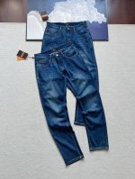 男士 25夏季水洗蓝男士修身休闲牛仔裤 休闲风满满～说它牛仔裤不如定义为休闲裤。 官W1000 品名：杰尼亚男士夏季薄款牛仔裤 颜色：蓝色 专业砂洗，高端品质时