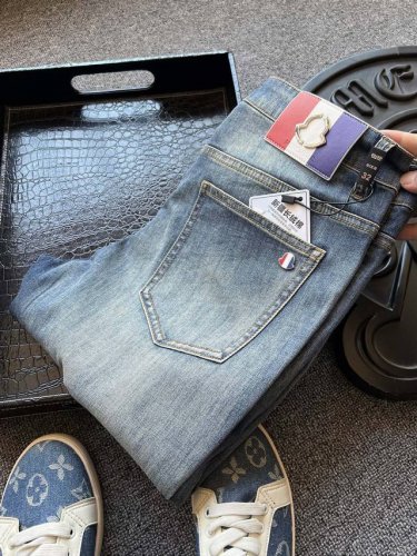 专柜顶奢牛仔裤！ 人气爆款！Moncler 蒙口专柜新品高奢重工水洗牛仔裤！恒隆在售万元级，款号：9 蒙口家今年优选特级新疆长绒棉牛仔面料，新疆本土精选生长周期