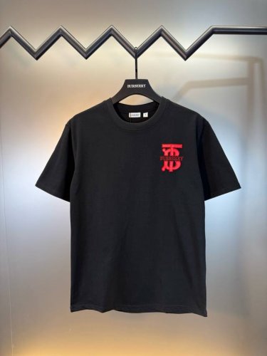 顶级代购版本★Burberry巴宝莉Ss25春夏新款贴皮刺绣字母短袖T恤 品牌新元素前幅字母立体刺绣设计～面料上身舒适透气，不僵硬，时尚简约宽松版型 采用高定定
