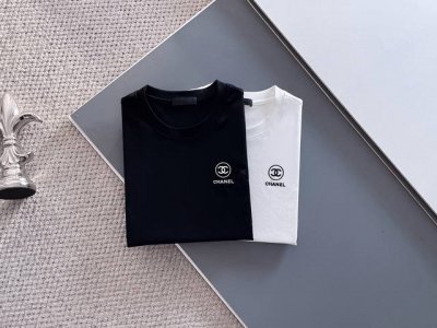 香奈儿 2630Ss新款短袖T恤，定制进口原版丝光面料！经典Logo设计，简单大方得体 时尚不失个性 上身休闲随性 内搭单穿皆可 彰显大牌气质。尺码：M～3Xl