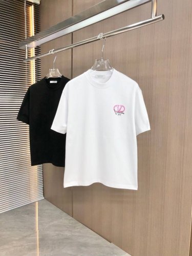 Valentino 华伦天奴 2025春夏新款 圆领短袖 彩拔立体拉浆厚板印花工艺 采用高克重320克双纱精梳棉面料 微宽松版型 面料手感柔软厚实 男女同款 码