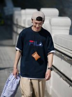 上新！Fila 斐乐中性风格圆领纯棉短袖T恤，颇具标志性的 Logo与颜色素净的基础款型相结合，打造低调百搭又具有品牌特色的代表性单品！ 此款依旧延续了极简设计