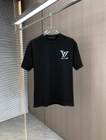 p110 Lv 路易威登 2025春夏新款 圆领短袖 手绘印花 采用高克重320克双纱精梳棉面料 微宽松版型 面料手感柔软厚实 男女同款 颜色：黑 白 码数：S