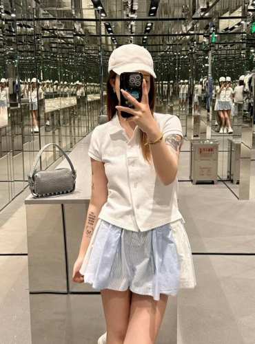 alexa*Der Wang 25Ss春夏新款 翻领短袖襟扣上衣丨独家Yb开发！高版出品！上身呈现休闲慵懒的穿搭格调 通体粉白两色可选 钮扣全开襟可做开衫穿搭