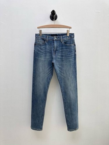 pr 经典五袋牛仔裤 代工厂p出品 选用日本丹宁牛仔布 有弹性 质地柔韧有型 穿着舒适 裤型很赞 重工洗水 手工打磨纹理 呈现自然做旧风格 经典靛蓝 经久不衰