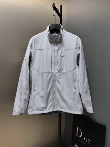 Arc’Teryx ｜Gamms Mx 软壳冲锋衣 工艺说明：采用定制客供面料，户外运动梭织防风速干透气软壳 版型立体裁剪，全身多处拼接，多种拉链口，精致刺绣L