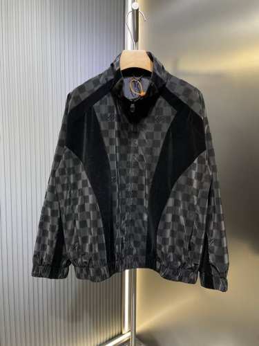 Lv 顶级复刻 植绒科技运动Size : S-Xl本款出自 2025 春夏秀场，为经典廓形注入雅致意味。莹泽科技面料铺陈 Damier 哑光植绒图案，Marqu