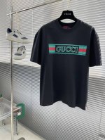 Gucc 2025Ss春夏新品 时尚印花短Tee，胸前Gg字母刺绣，辨识度极高，客供高支纯棉打造，定制螺纹领口 舒适透气 柔软亲肤 贴身毫无束缚感 剪裁堪称完美