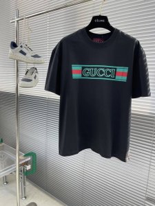 Gucc 2025Ss春夏新品 时尚印花短Tee，胸前Gg字母刺绣，辨识度极高，客供高支纯棉打造，定制螺纹领口 舒适透气 柔软亲肤 贴身毫无束缚感 剪裁堪称完美