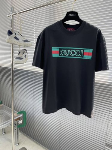 Gucc 2025Ss春夏新品 时尚印花短Tee，胸前Gg字母刺绣，辨识度极高，客供高支纯棉打造，定制螺纹领口 舒适透气 柔软亲肤 贴身毫无束缚感 剪裁堪称完美