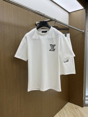爆款 套 Lv高端定制 2025春夏新款首发专柜最新款短袖短裤休闲套装 高端订制 设计前卫时尚！品牌Logo重工艺设计 高端定制纯棉面料.手感柔软.穿着舒适.专