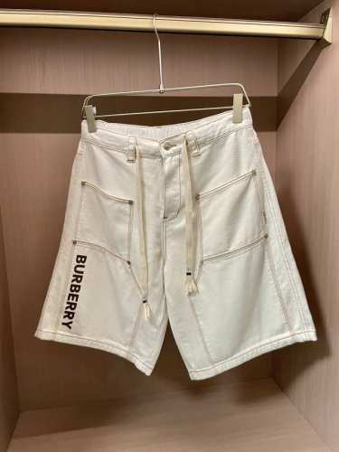 Bur 2025春夏新品白色牛仔短裤，将经典与时尚巧妙融合。纯净的白色调，散发着清新与优雅气息。立体的口袋设计，搭配金属铆钉装饰，增添细节感与酷帅风格。抽绳元素
