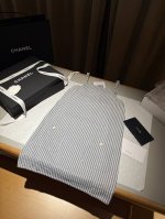 chane1* 25单穿落落大方，做内搭更是无可挑剔，好穿不臃肿，轻松提升个人魅力值，通身细腻的坑条纹，精致耐看，棉氨纶混纺面料，手感非常细腻柔软，特别亲肤不扎
