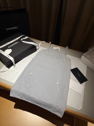 chane1* 25单穿落落大方，做内搭更是无可挑剔，好穿不臃肿，轻松提升个人魅力值，通身细腻的坑条纹，精致耐看，棉氨纶混纺面料，手感非常细腻柔软，特别亲肤不扎