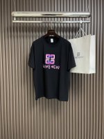 Givenchy 2025Ss Logo涂鸦圆领T恤，面料采用50支丝光双股面料，具有爽滑透气质感光泽等特征高端面料。工艺采用成衣胶印网点印花，特别费精力的一个