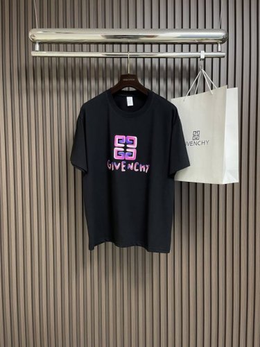 Givenchy 2025Ss Logo涂鸦圆领T恤，面料采用50支丝光双股面料，具有爽滑透气质感光泽等特征高端面料。工艺采用成衣胶印网点印花，特别费精力的一个
