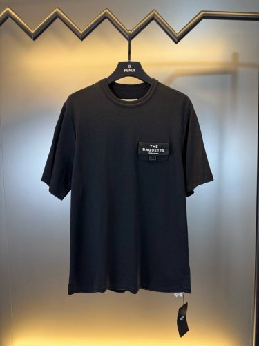p200 对标专柜★过验版本★Fendi芬迪Ss25夏季新款印花口袋短袖 官网同步在售！ 本款面料采用玛丁双面210克，面料经过酵素洗，不在缩水，螺纹彩用本布面
