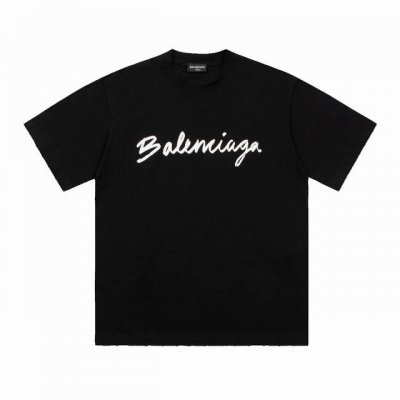 balenciaga 巴黎世家 小标草写字母情侣短袖T恤 采用260克双砂面料 三针五线做工，领口包包边条 今年火爆的品牌 看到了就忍不住要自留一件 正确纹路立