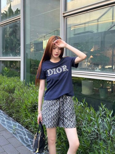 上新 Dio* 迪奥 2025Ss新款T恤短裤套装 Monograw渗透印花 高级大气 满满的穿搭高级感 创新面料 轻盈柔软 实物非常赞！上身洋气百搭，美美哒！