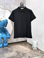 巴宝莉。2025春夏新款男士标识短袖Polo衫，延续经典商务休闲翻领Polo恤.该款Polo衫采用丝光双面棉质珠地面料制成，隽永设计可跨越时尚潮流。经典款型，2