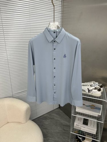 prada普拉达 2025Ss春季新品长袖衬衫，时尚有型，简约百搭款。版型挺括，经典品牌Logo，新工艺搭配，穿着舒适，纱织细腻，上身帅气十足，三标齐全，所有精