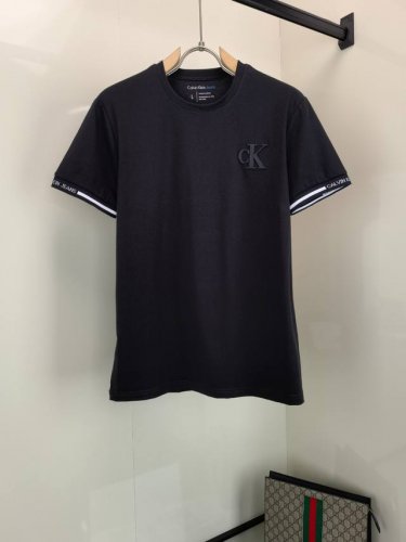 Ck 25Ss新款 T 恤以柔软棉质针织塑造经典直身版型，字母图案不管是T桖还是卫衣都是每年的爆款单品，巧妙致意 2025 春夏秀场的瞩目风范。 码数：M-Xx