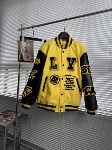 新款上新 Louis Vuitton 路易威登谷爱凌同款黄黑拼接棒球服 秋冬单品人气王 超多明星网红上身的重工外套夹克 全身8处毛巾重工刺绣王炸工艺 同时英文采