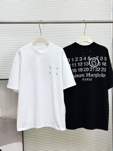 maison Margiela 马吉拉Mm6夏季 做旧字母短袖 T恤 男女情侣款 做旧字母效果 短袖的底衫是100%纯棉亲肤透气 定织定染同版紧密螺纹~ 采用3